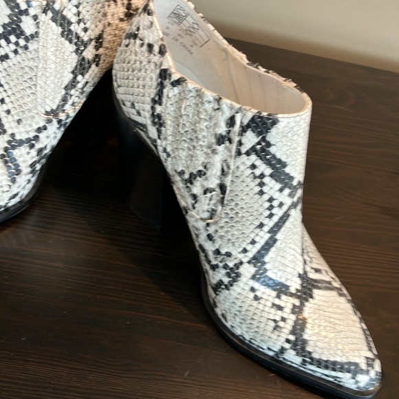 Size 9 White gray & black snake print Kendall and Kylie boots with 4 inch heels - Picture 12 of 12